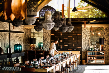 King's Pool Camp King's Pool Camp: Dinnertafel