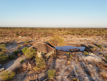 Motswiri Hideaway: Wasserloch vor der Lodge