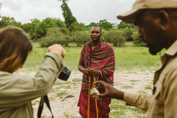 Rufiji River Camp: Einheimischer und zwei Fotografen