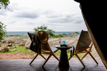 Sanctuary Kichakani Serengeti Camp Sanctuary Kichakani Serengeti Camp: Veranda mit zwei Stühlen