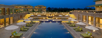 Sawai Vilas: Pool in Form eines Stufenbrunnen