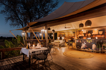 Tuludi Camp: Dinner auf dem Main Deck