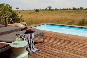 Tuludi Camp: Pool vor der Savanne