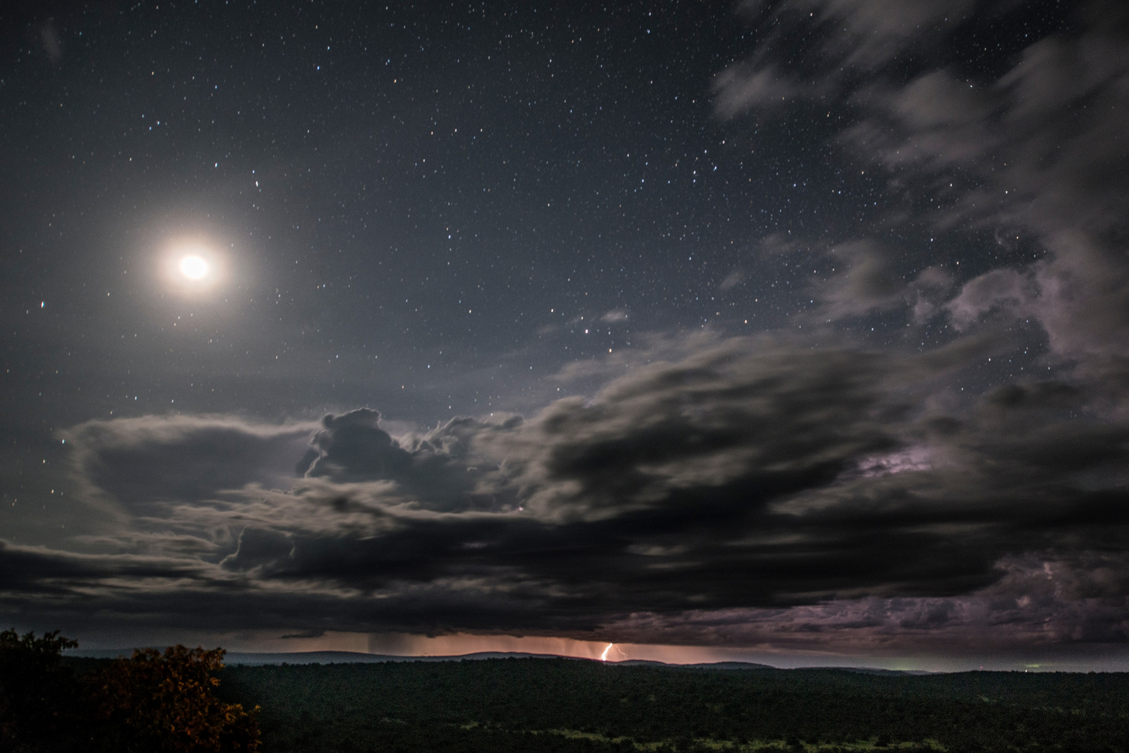 Mihingo Lodge Mihingo Lodge: Mond und Gewitter