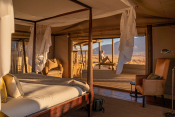 Wolwedans Dune Camp Family Suite: Bett und Deck