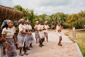 Azura Benguerra Island: Team