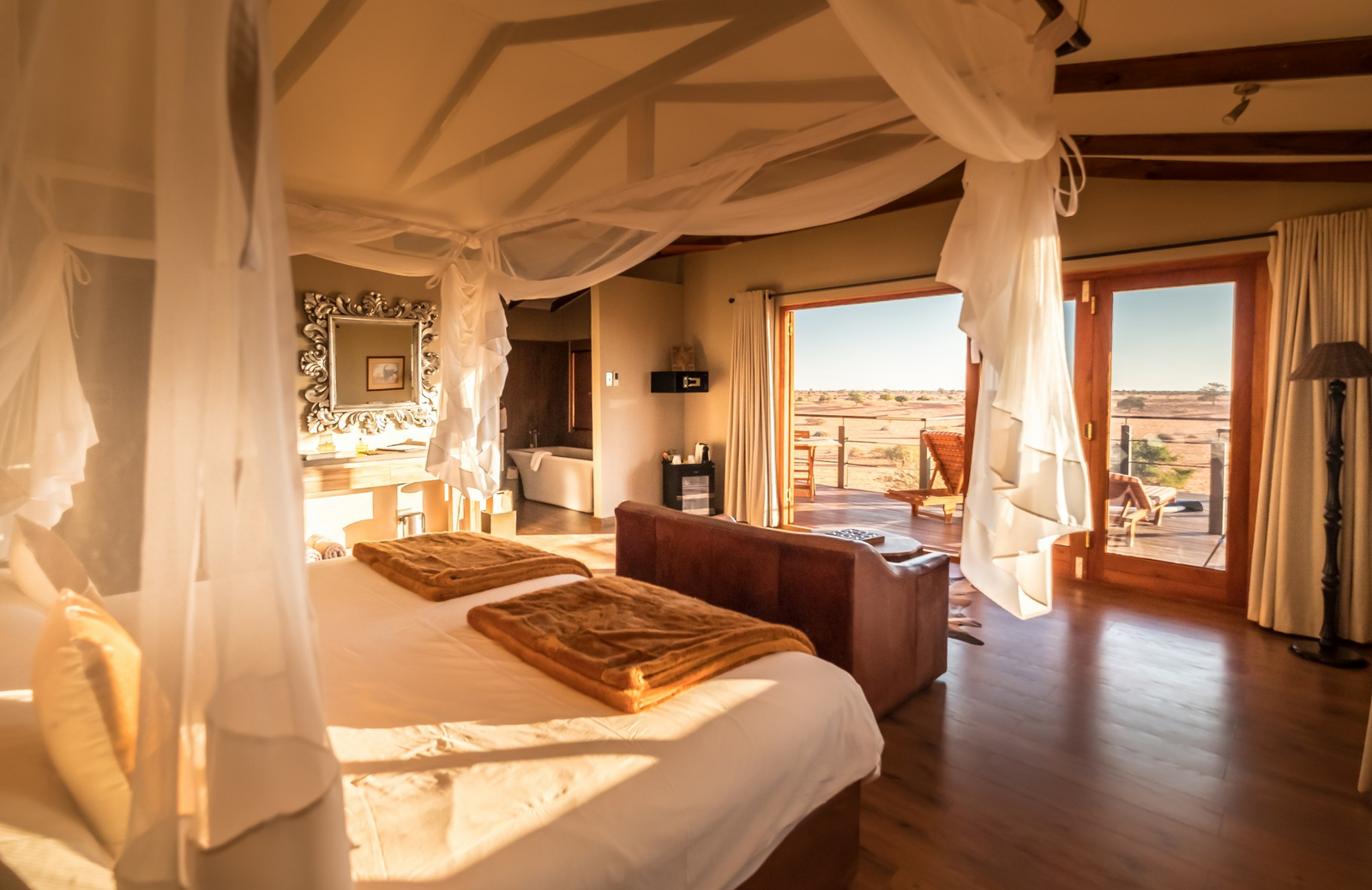 Bagatelle Kalahari Game Ranch Bagatelle Kalahari Game Ranch: Bett mit Blick
