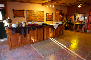 Bagatelle Kalahari Game Ranch: Frühstücksbuffet und Fliesenboden