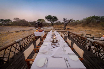 Camp Savuti: Esstisch im Freien