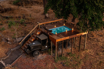 Duba Explorers Camp: Swimming Pool auf der Ladefläche eines Army Trucks