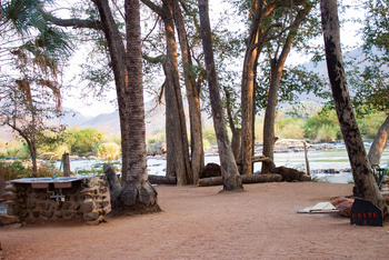 Epupa Falls Lodge: Lage direkt am Fluss