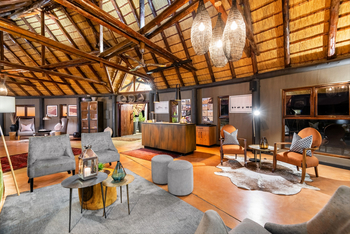 Hoodia Desert Lodge: Lounge mit Deckenventilatoren