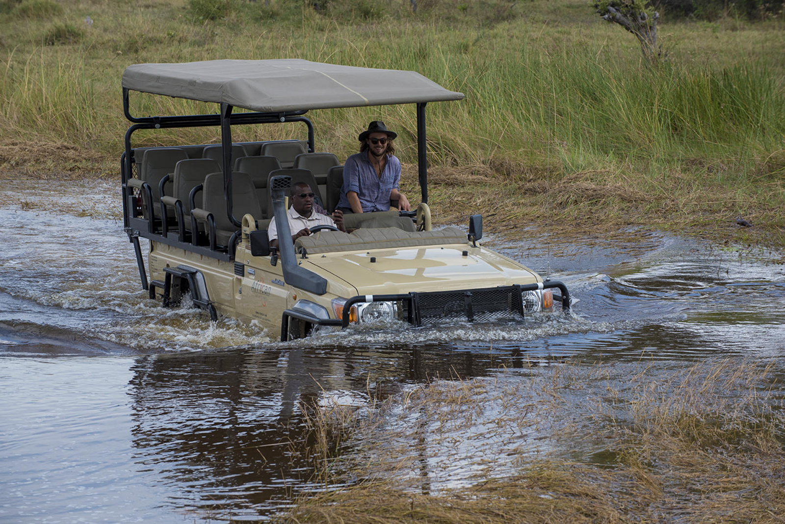 Khwai Leadwood Camp Khwai Leadwood Camp: Fahrt durch tiefes Wasser