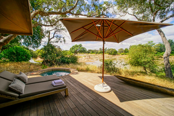 Koro River Camp: Terrasse mit Plunge Pool