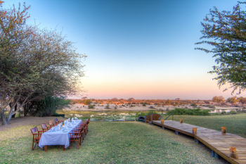 Leroo La Tau Lodge: Hauptgebäude - Steg zur Boma