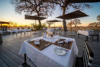 Linkwasha Camp Linkwasha Camp: Abendessen auf dem großen Deck