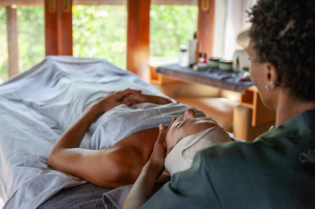 Madikwe Hills Private Game Lodge: Therapeutische Massage mit Blick ins Grüne