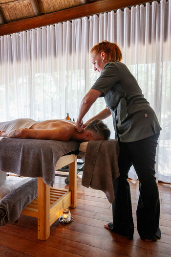 Madikwe Hills Private Game Lodge: Therapie im Spa mit Holzliegen