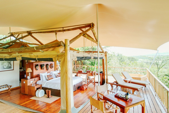 Mara Bushtops: Zeltsuite - Tisch und Liegestühle auf der Veranda