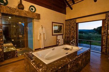 Mateya Safari Lodge: Luxuriöses Bad mit marmorumrandeter Badewanne