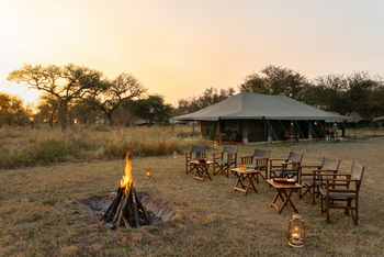 Naona Moru Camp: Lagerfeuer vor dem Hauptzelt