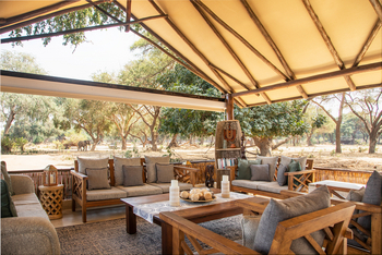 Old Mondoro Camp: Lounge