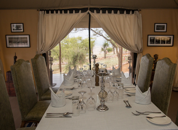 Ole Serai Camp Seronera: Gedeckter Esstisch