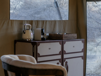 Otjiwa Thornbush Tented Camp: Canvas-Kommode mit Wasserkocher und Espressomaschine