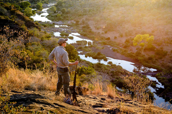 Singita Lebombo Lodge: Sonnenaufgang über Buschflusslandschaft