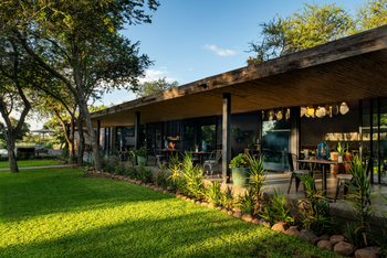 Tanda Tula Safari Camp: Rasen vor dem Hauptgebäude