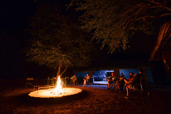 Tuskers Bush Camp: Feuerstelle