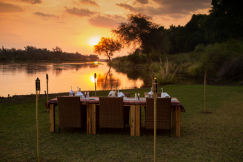Amanzi Camp: Dinner am Fluss