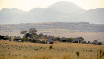 Apoka Safari Lodge: Berge hinter der Lodge