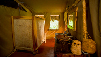 Crater Forest Tented Camp: Rustikale Badezimmer mit Keramikbecken und Holzdusche