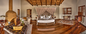 Deception Valley Lodge Deception Valley Lodge: Bett und Kamin