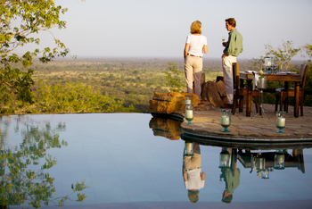 Elewana Elsa's Kopje: Sundowners am Swimming Pool