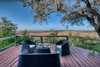 Mbali Mbali Soroi Serengeti Lodge: Serengeti im Hintergrund