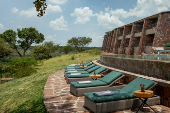 Melia Serengeti Lodge: Pool mit Sonnenliegen