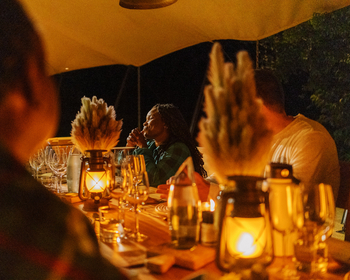 Mkomazi Wilderness Retreat: Festlich gedeckter Tisch bei Laternenlicht