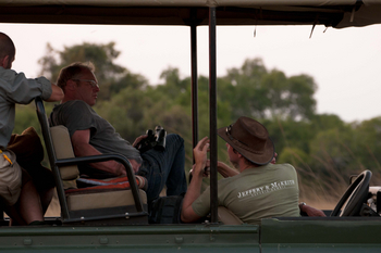 Ntema Busanga Bushcamp Ntema Busanga Bushcamp: Guide mit Gästen