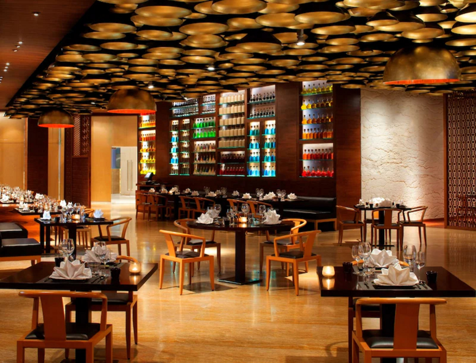 Radisson Blue New Delhi Dwarka Radisson Blue New Delhi Dwarka: Restaurant mit Flaschendeko