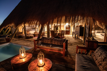 Selinda Suite: Sofas am Plunge Pool