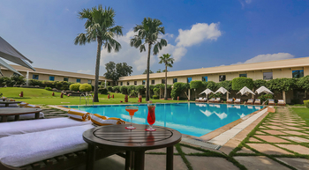 The Trident, Agra: Innenhof mit Swimming Pool