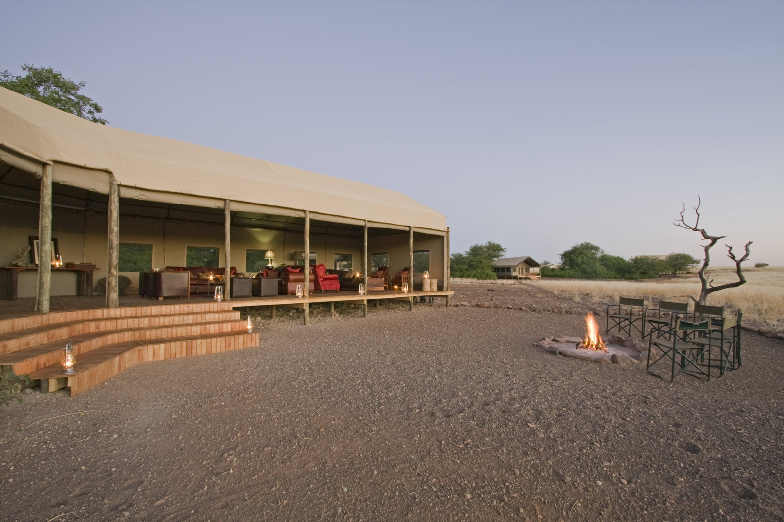 Desert Rhino Camp Desert Rhino Camp: Frontansicht des Camps mit Feuerstelle