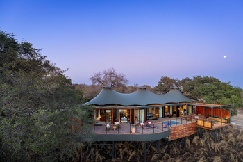 Anantara Tented Camp Kafue River: Erhöhte Safari-Lounge mit Pool bei Dämmerung