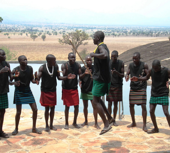 Apoka Safari Lodge: Tanz am Pool