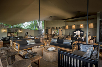 Bumi Hills Safari Lodge: Lounge mit Sofaecke