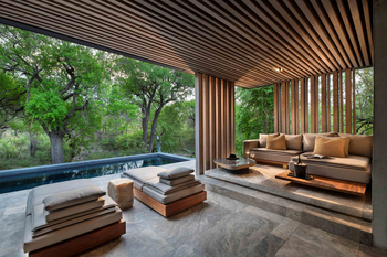 Cheetah Plains: Outdoor-Lounge mit L-förmigem Sofa und Steinfliesen