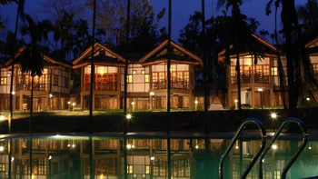 Infinity Resort Kaziranga: Bungalows hinter dem Pool