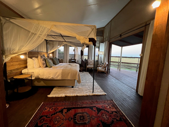 Kala Treehouse: Bett mit Moskitonetz